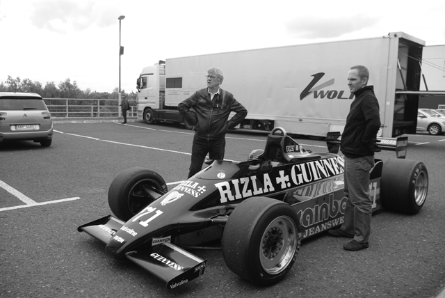 Kterak se tlačí formule nejmenšího týmu v poli.. hrají pilot vlevo, mechanik vpravo, pilotova žena někde courá..