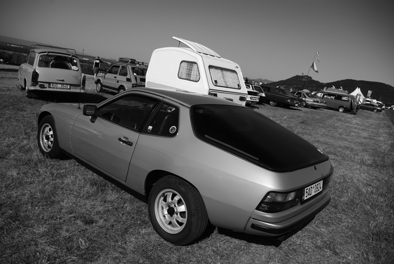 To jsou kontrasty... Trabi, Porsche a Maluch s obytňákem