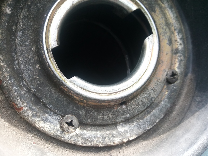 Je to přesně nad písmenem "G"ermany...