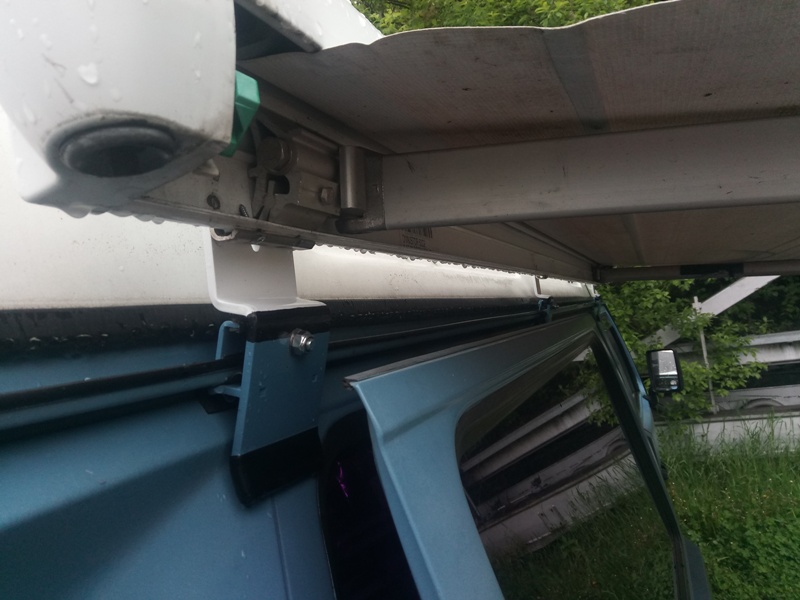 Detail vyšší polohy... zkusíme nižší, takhle je velká mezera mezi tělem markýzy a žlábkem..