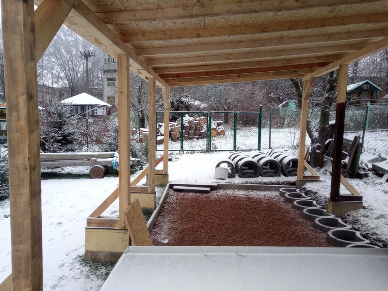 Ještě trochu zboku zakrýt a můžeme stěhovat Modrýho pod střechu...