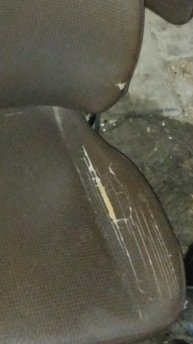 detail poškození řidičova sedáku, sada