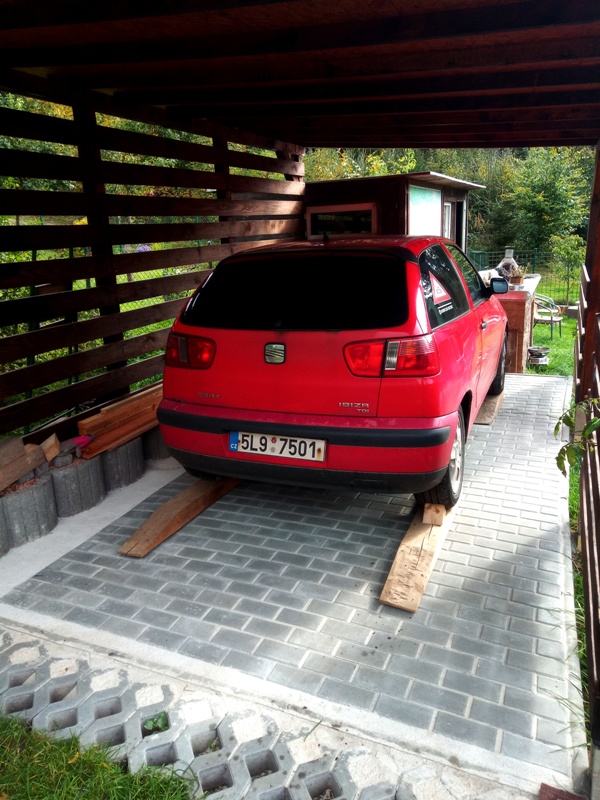 První čtyřkolka na dlažbě...do teď tu pobíhali jen psi...