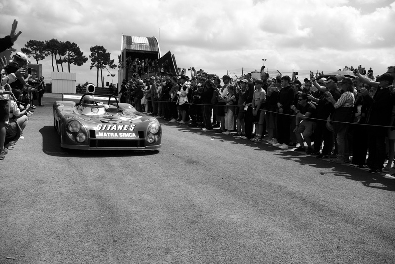 První polovinu sedmdesátých let opanovala Matra - Simca a chlápek ze zelenou helmou...Henri Pescarolo, tady osobně za volantem...