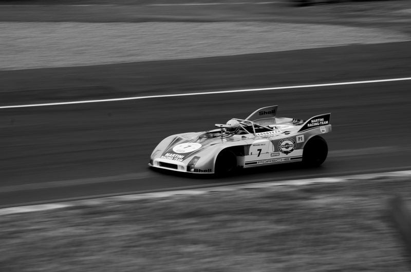A jiným vrásky přidělává zvětšující se obraz Porsche 908 ve zpětných zrcátcích...