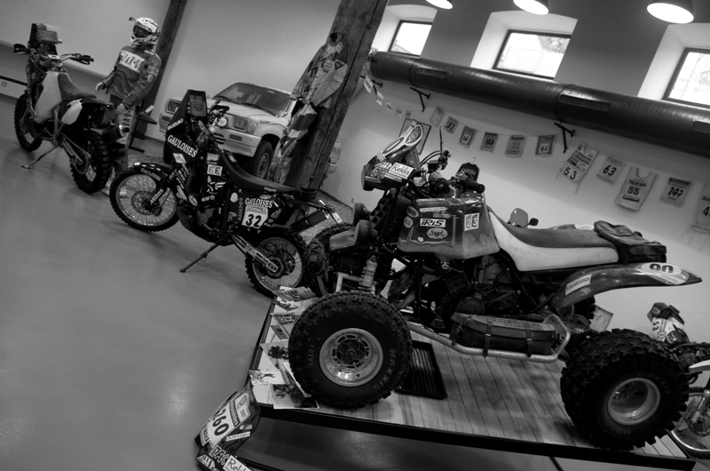 Expozice dálkových rallye.. v popředí čtyřkolka Josefa Macháčka