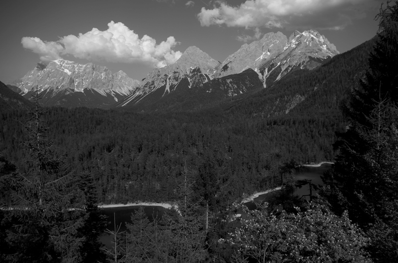 A takový to alpský jezero a kopce a sníh...