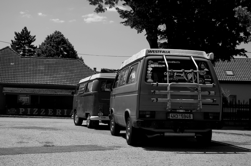 Červenej a Modrej bus… Zikmund s Hanzelkou by z nás měli radost… to jako není, že bychom se chtěli Griotkovic vetřít na dovolenou…