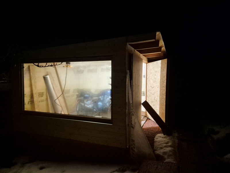 A takhle to vypadá večer... i když ještě je tam moc stavebního harampádí a míň toho kochacího...