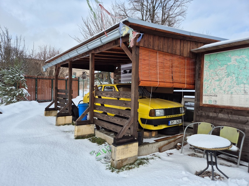 No a tady to je přístřešek, kterým to garážový stavitelství před časem začalo... a v něm zatím spící projekt..