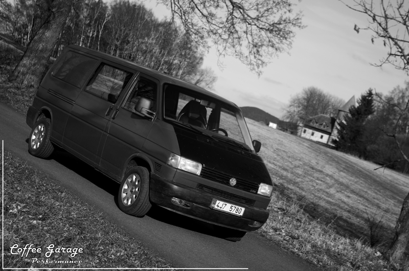 Až dolakuju kapotu a dotáhnu pár drobností, vrhneme se na focení katalogu, modelka by už byla..