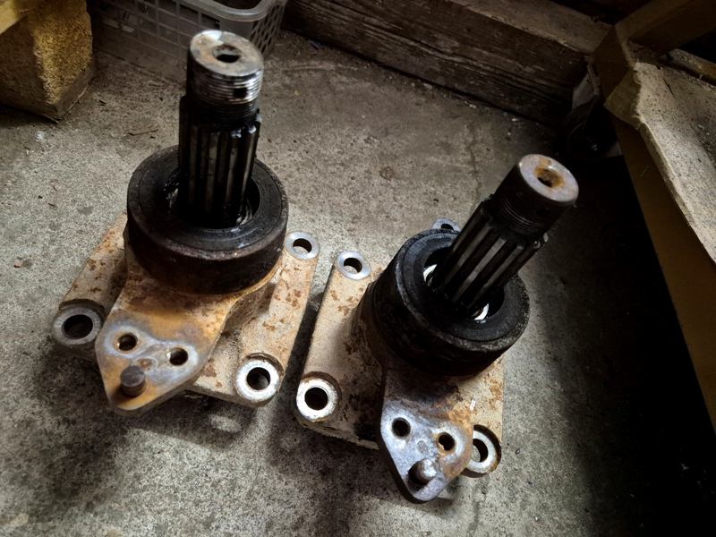 Takový industrial svícny... jen zaběhnout do místního kostelíku pro pořádnou svíčku..