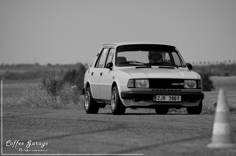 Moc pěkná 130tka.. 1300ccm vzadu tak jak má být... Venca neposlouchá... s turbem a intercoolerem, že ten motor pod ním byl sotva vidět... peklostroj, ale krásnej...